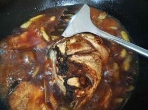 翻几下，倒入开水，刚刚没住鱼头即可！大火烧开，盖盖子，中小火炖煮