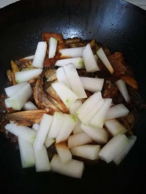煮了大概8分钟，加入切好的冬瓜，尝尝汤的咸淡，加入适量盐，盖盖，烧开，转中小火烧5分钟