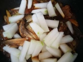 煮了大概8分钟，加入切好的冬瓜，尝尝汤的咸淡，加入适量盐，盖盖，烧开，转中小火烧5分钟