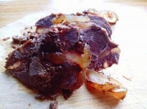 酱牛肉提前酱好的。切片。