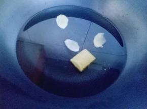 锅中加入清水，加入生姜片，再加咖喱块，大火烧开，使咖喱块融化。(食用高汤也可以)