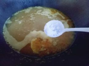 咖喱融化后加入盐。(依个人口味放盐的量。)