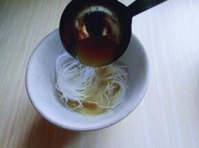 粉丝用热水烫一下，放入碗中，之后把烧沸的咖喱汤倒入再装有分丝的碗中。