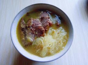 加入切好的酱牛肉。