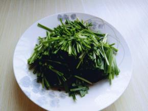 韭菜摘干净，洗好淋干水份后再切段。
