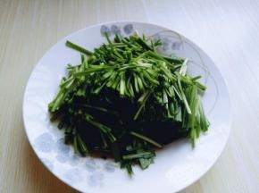 韭菜摘干净，洗好淋干水份后再切段。