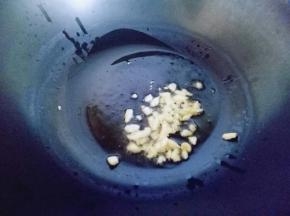 起油锅，加入蒜炒香。