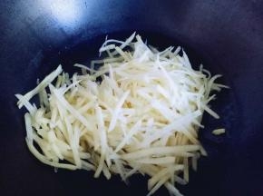 加入土豆丝。