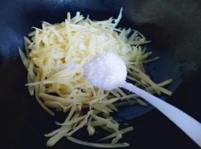 加入白砂糖，快速翻炒1分钟。