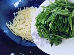 加入切好的韭菜，快速翻炒1分钟关火。