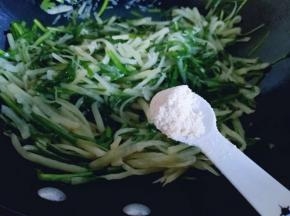 加入鸡粉提鲜，出锅。