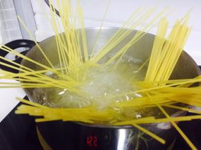 清水煮沸，然后下意面煮软，每种意面煮至时间不一样具体看包装标示。我的是煮七分钟。