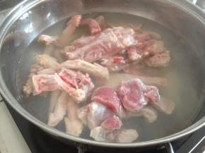 锅里的水烧开后，鸽肉与瘦肉一起放进锅里焯水，祛除血腥味