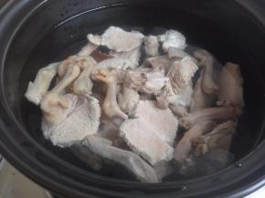 瓦锅里装入清水、绿豆、鸽肉、瘦肉和陈皮