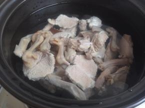 瓦锅里装入清水、绿豆、鸽肉、瘦肉和陈皮