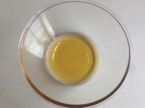 转化糖浆和花生油放到碗里