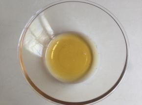 转化糖浆和花生油放到碗里