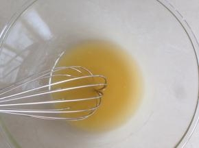 用手动打蛋器将它们拌均匀，乳化好
