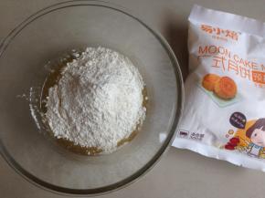 倒入月饼粉