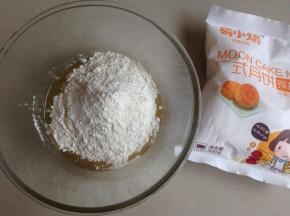倒入月饼粉