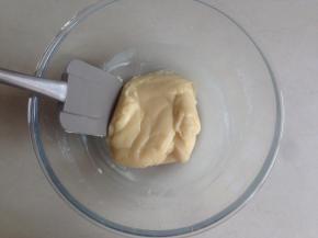 拌成柔软的面团，在碗上面盖保鲜膜，静置1个半小时