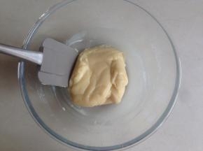 拌成柔软的面团，在碗上面盖保鲜膜，静置1个半小时
