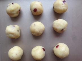 静置的期间，将绿豆蔓越莓馅料分成30克/个，搓圆，盖保鲜膜备用