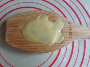 粘点玉米淀粉防粘，多余的粉拍掉。放入模具里，慢慢推满整个模，用手掌压平一下