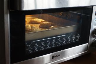 移至不粘烤盘上。放进已经预热好上火180度，下火175度的烤箱中下层，烘烤5分钟定型