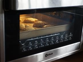 移至不粘烤盘上。放进已经预热好上火180度，下火175度的烤箱中下层，烘烤5分钟定型