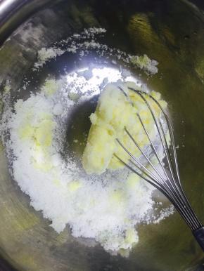 黄油充分软化至室温，但是一定不能化成水。冬天的话，可以放在烤箱周围，这样软化的快。充分的软化的黄油加入细砂糖，打发。