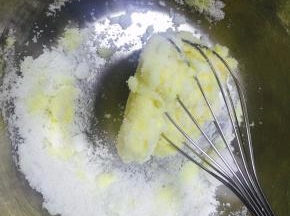 黄油充分软化至室温，但是一定不能化成水。冬天的话，可以放在烤箱周围，这样软化的快。充分的软化的黄油加入细砂糖，打发。