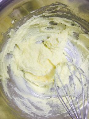 打发至黄油发白，不要过度打发哟。