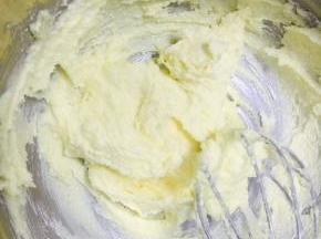 打发至黄油发白，不要过度打发哟。