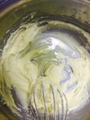 打发至黄油发白，不要过度打发哟。