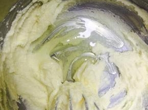 打发至黄油发白，不要过度打发哟。