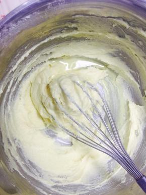 用手动打蛋器搅拌至无干粉即可。