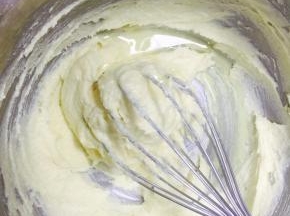 用手动打蛋器搅拌至无干粉即可。