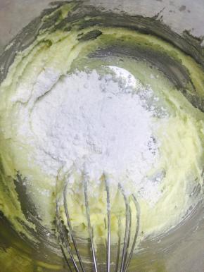 低筋面粉过筛，分三次加入，这是第一次。