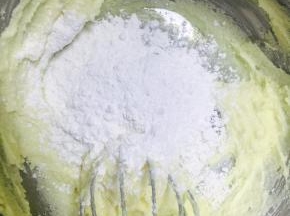 低筋面粉过筛，分三次加入，这是第一次。
