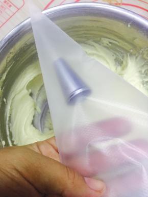 准备好裱花嘴和裱花袋，用一个大口径圆嘴的就可以。