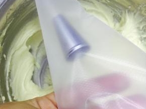 准备好裱花嘴和裱花袋，用一个大口径圆嘴的就可以。