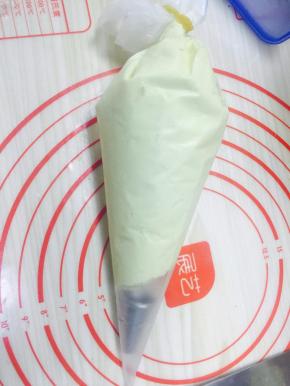 装入裱花袋待用。