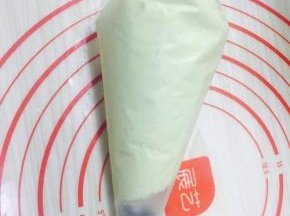 装入裱花袋待用。