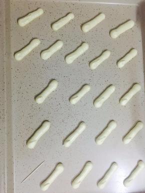 在烤盘上挤成牙签长短的面糊。放入预热好140度的烤箱，上下火中层20分钟