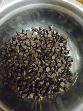 烤制的过程中，可以熔化巧克力，热水隔水加热。