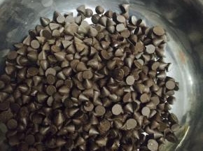 烤制的过程中，可以熔化巧克力，热水隔水加热。