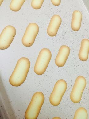 出炉后，可以把饼干放在巧克力里蘸一下，放在一边晾干