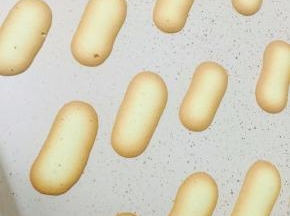 出炉后，可以把饼干放在巧克力里蘸一下，放在一边晾干