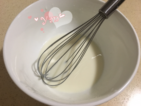 2 、纯牛奶+玉米油+盐混合均匀；